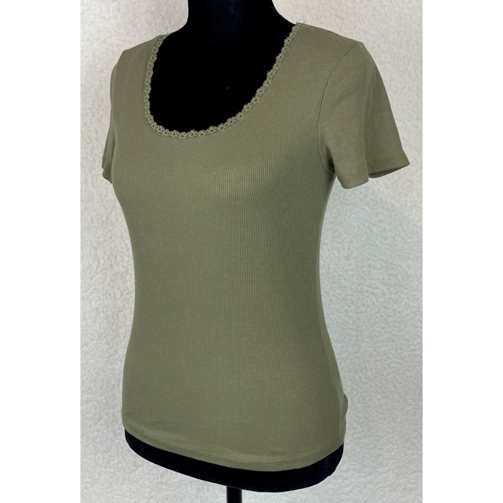 ACTIVE USA • Olive Green Floral Lace-Trimmed Ribbed Short Sleeve Tee, M - Picture 4 of 13
